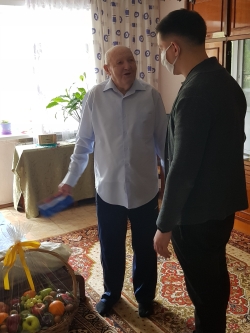Александр Бондаренко посетил ветерана в преддверии 75-летия Победы в Великой Отечественной войне 